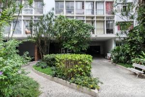 ein Gebäude mit einem Innenhof mit Bäumen und Sträuchern in der Unterkunft 2BR QUIET, STYLISH, GREAT LOCATION in Rio de Janeiro