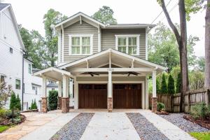 een wit huis met een garage met een hek bij Earl Grey in Atlanta