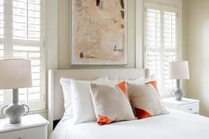 een slaapkamer met een wit bed met witte kussens bij Earl Grey in Atlanta