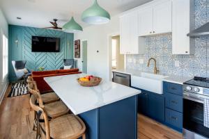 eine Küche mit blauen Schränken und einer Schale mit Obst auf der Theke in der Unterkunft Zen Den in Atlanta
