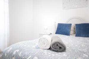 Una cama con toallas encima. en Casa da Alexandrina, en Algarvia