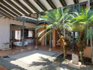 un patio con palmeras frente a un edificio en Casa en Cauca Viejo con piscina, Jacuzzi y turco, en Jericó