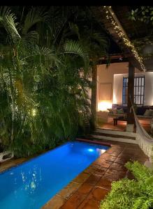 a pool in the middle of a yard with plants at Casa colonial en el exclusivo Alto del Rosario in Honda
