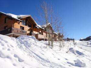 ヴァールにあるHome Varsの雪面の足跡を持つ雪の丸太小屋