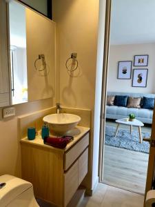 een badkamer met een wastafel en een spiegel bij Excepcional loft cerca del Parque La 93 in Bogota