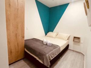 Cette petite chambre comprend un lit avec deux chaussures. dans l'établissement Lotus Apartament In Itagui, à Itagüí