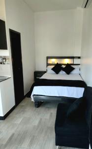 1 dormitorio con 1 cama grande y 1 sofá en Habitación matrimonial con vista al mar-wanderlust, en Santa Elena