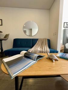 sala de estar con sofá azul y mesa en Serenity Near Country Club - Loft Retreat, en Bogotá