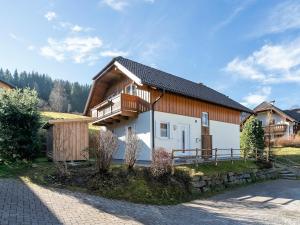 a house with a wooden roof and a driveway at Chalet Bergblick in Sankt Margarethen im Lungau