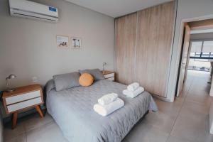 a bedroom with a bed with towels on it at 3) Hermoso departamento cómodo y equipado! in Godoy Cruz