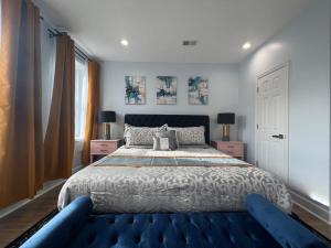 1 dormitorio con 1 cama grande y 2 mesitas de noche en Ultimate Regal 9B Retreat on King St-Walk to metro en Alexandria