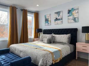 1 dormitorio con 1 cama y 1 silla azul en Ultimate Regal 9B Retreat on King St-Walk to metro en Alexandria