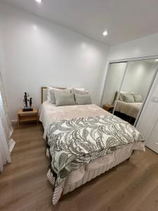 Ένα ή περισσότερα κρεβάτια σε δωμάτιο στο Cozy & Dreamy Getaway Home !
