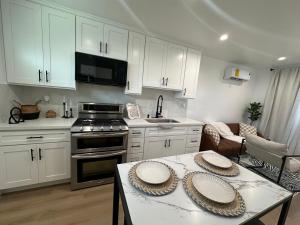 Η κουζίνα ή μικρή κουζίνα στο Cozy & Dreamy Getaway Home !