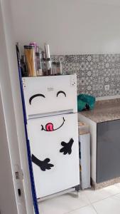 un frigorifero con adesivi in cucina di Appartement Basatine a Fes