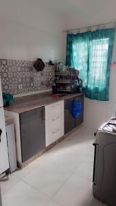 una cucina con lavandino e piano di lavoro di Appartement Basatine a Fes