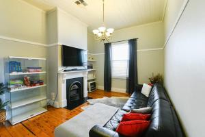 Gallery image of Darling St - Charming CBD Abode in Dubbo +16 photos