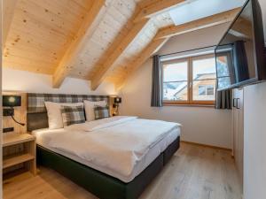 ein Schlafzimmer mit einem großen Bett und einem Fenster in der Unterkunft Chalet Pretzel in Donnersbachwald