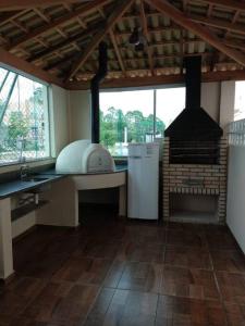 een keuken met een kookplaat in de kamer bij Apto. inteiro c/ Piscina no Portal Ipês Cajamar SP in Cajamar
