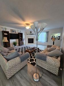 Una sala de estar con dos sofás y una chimenea. en Niagara Shoreline Villa 2, en Tonawanda