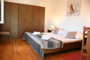 1 dormitorio con 1 cama y suelo de madera en Apartments with a parking space Slano, Dubrovnik - 8540 en Slano