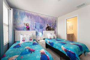 ein Schlafzimmer mit 2 Betten und eine Wand mit einem Gemälde in der Unterkunft Vibrant 6BR w Private Pool Grill by Disney in Davenport