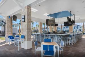 Ресторант или друго място за хранене в Luxurious New 9BR Villa w Game Room Theater Pool