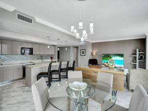 Η κουζίνα ή μικρή κουζίνα στο Luxury 3BR Water view 18th-Floor Deck Pool