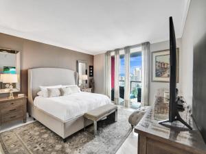 Ένα ή περισσότερα κρεβάτια σε δωμάτιο στο Luxury 3BR Water view 18th-Floor Deck Pool +42 φωτογραφίες
