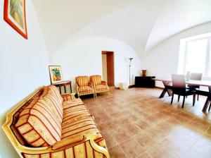 Χώρος καθιστικού στο The Convivial Apart 8 people Beautiful castle