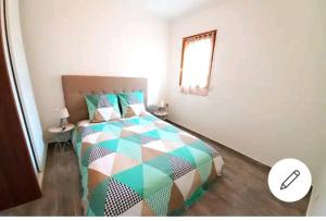 1 dormitorio con 1 cama con un edredón colorido en La Courtoise 2 Moissy-Cramayel, en Moissy-Cramayel