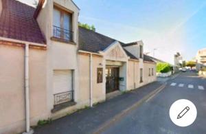 una calle vacía delante de una casa en La Courtoise 2 Moissy-Cramayel, en Moissy-Cramayel