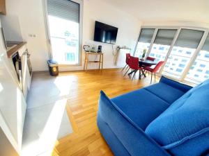 sala de estar con sofá azul y mesa en Modern and Smart - Paris 13, en París