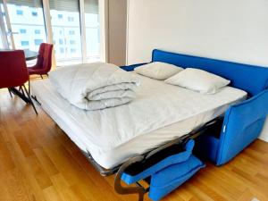 1 cama grande con marco azul en una habitación en Modern and Smart - Paris 13, en París