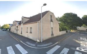 un bâtiment situé sur le côté d'une rue dans l'établissement La Chaleureuse crepes et raclettes apres travail, à Moissy-Cramayel