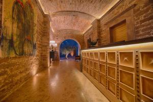 un couloir dans un bâtiment avec un mur en briques dans l'établissement HOTEL CASA ARANZAZU SAN LUIS POTOSI, à San Luis Potosí