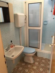een kleine badkamer met een toilet en een wastafel bij Apartments and rooms with parking space Hvar - 15706 in Hvar