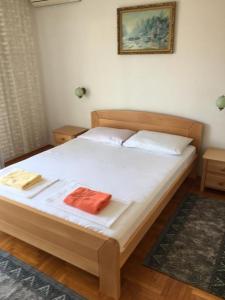 een slaapkamer met een bed met twee handdoeken erop bij Apartments and rooms with parking space Hvar - 15706 in Hvar
