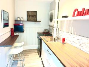 een keuken met een wastafel en een aanrecht bij Yerevan - Fun Fully Equipped Cozy Studio in Perth