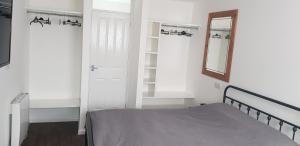 En eller flere senge i et værelse på Self contained annex