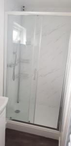 Et badeværelse på Self contained annex + 7 billeder