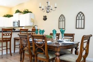 kuchnia i jadalnia z drewnianym stołem i krzesłami w obiekcie Marvelous 4Bd Close to Disney w Pool at 313 Tuscan Hills w mieście Davenport