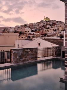 vista dall'ultimo piano di un edificio con città di Argini Syros a Ermoupoli