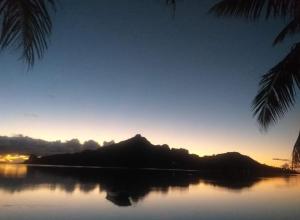 uma vista para um lago com uma montanha ao fundo em Poemanahere island em Te-Fare-Arii