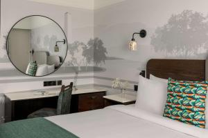En eller flere senge i et værelse på Crowne Plaza Dublin Blanchardstown, an IHG Hotel