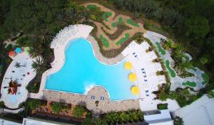 una vista aérea de una piscina en un complejo en Marvelous 4Bd w Pool at Festival Resort 244, en Davenport