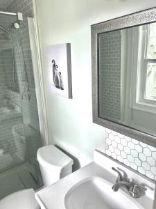 een badkamer met een wastafel, een toilet en een spiegel bij Yerevan - Fun Fully Equipped Cozy Studio in Perth