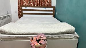 Un pat sau paturi într-o cameră la K A N G A R L I Hostel & Hotel