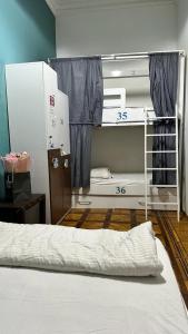 K A N G A R L I Hostel & Hotel في باكو: غرفة نوم بسريرين بطابقين في غرفة
