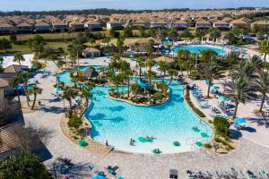 einen Luftblick auf einen Pool in einem Resort in der Unterkunft La Patrona: 5Bd w Private Pool & Waterpark @ Champions Gate 8919 in Kissimmee